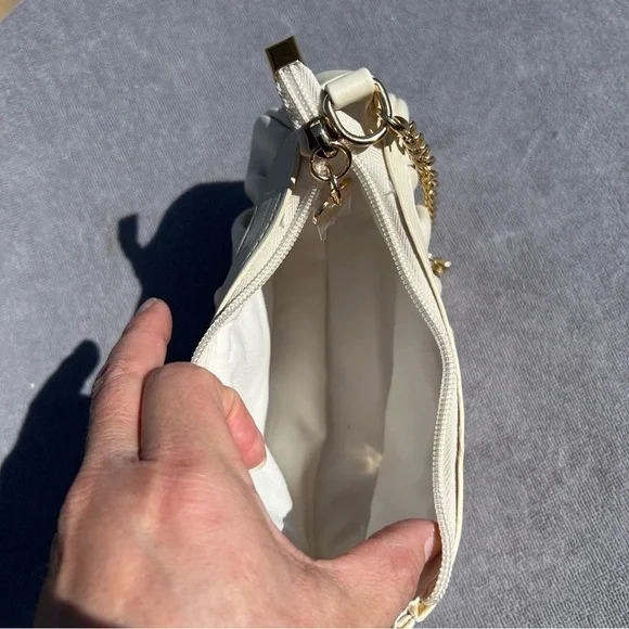 Elegant off white/Cream Shoulder Bag with beautiful gold accents - Picture 2 of 7